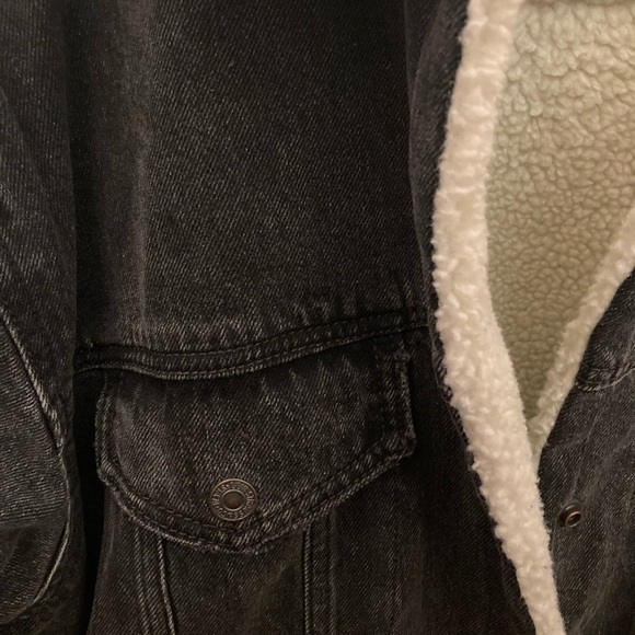 Levi’s Sherpa lined black denim jacket. Size XL. - Picture 3 of 4